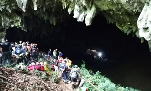 Xe đạp và giày bóng đá của đội bóng được tìm thấy ở cửa hang Tham Luang, tỉnh Chiang Rai