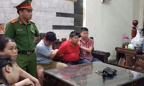 Triệu Ký Voòng bị công an bắt giữ và khám xét tại nhà.