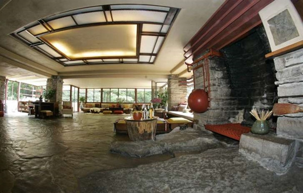 Sự kết hợp hòa quyện không gian giữa nội và ngoại thất cũng như sự nhấn mạnh táo bạo trong mối tương quan mật thiết giữa con người - kiến trúc - thiên nhiên.