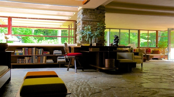 Frank Lloyd Wright là một trong những biểu tượng vĩ đại, một tài năng kiến trúc lỗi lạc có tầm ảnh hưởng to lớn nhất vào thời kỳ nửa đầu thế kỷ 20 của nước Mỹ nói riêng và cả thế giới nói chung đã thiết kế ngôi nhà trên. Ông là bậc thầy đi tiên phong trong phong cách kiến trúc hữu cơ và tổ hợp đa dạng hình thể không gian ba chiều. Bên trong ngôi nhà cũng là sự hợp nhất của con người và thiên nhiên trong từng chi tiết nhỏ.