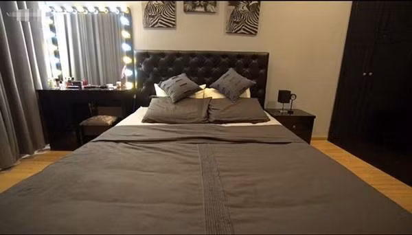 Nữ diễn viên "100 ngày bên em" chia sẻ, cô đã từng gọi điện cho các bên thiết kế để tìm kiếm “lời khuyên” nhưng vì quá đắt cô quyết định tự làm vì kinh tế thời điểm đó không cho phép cô chi nhiều tiền như vậy. Theo Khả Ngân, mỗi thứ cô mua ở mỗi nơi khác nhau, may mắn đến khi kết hợp lại rất hài hoà với nhau, và đều phù hợp với tone màu chủ đạo xám – đen.