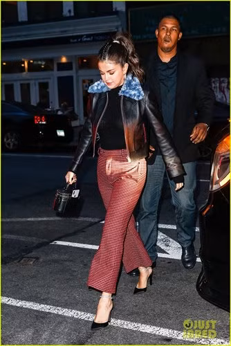 Selena Gomez trang diem dam, sanh dieu khi di an toi cung ban be