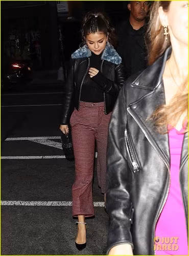 Thậm chí, một số nguồn tin còn tiết lộ nữ ca sĩ 26 tuổi đã sốc khi biết Justin Bieber đính hôn.