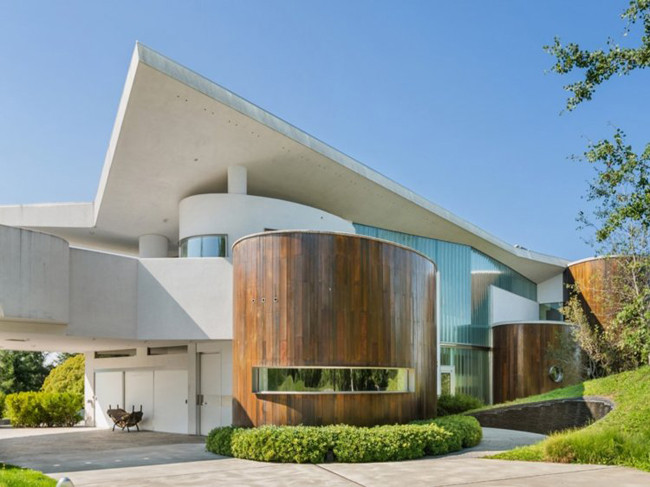 Điều làm cho ngôi nhà đặc biệt là giây phút bạn bắt đầu lái xe từ nhà và cả một con đường cực kỳ yên bình mở ra trước mắt. Ngôi nhà độc đáo này là sự kết hợp trong thiết kế giữa một kiến trúc sư Nam Phi và một kiến trúc sư địa phương ở Washington.