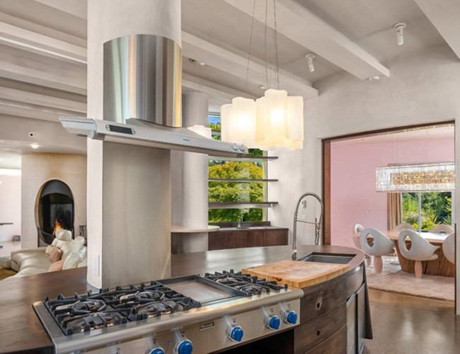 Phong cách của ngôi nhà mang hơi hướng hiện đại Nam Phi. Không gian mở đang dần trở thành một xu hướng, giúp tối đa hóa chức năng của ngôi nhà.