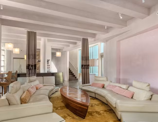 Nội thất của ngôi nhà được sơn màu trung tính và màu hồng nhạt.