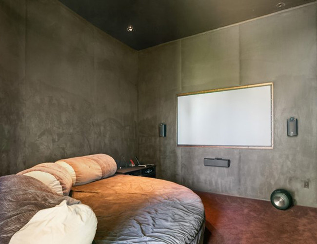 Phòng giải trí với TV và hệ thống âm thanh cao cấp.