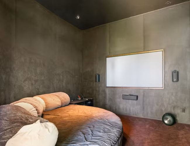 Phòng giải trí với TV và hệ thống âm thanh cao cấp.