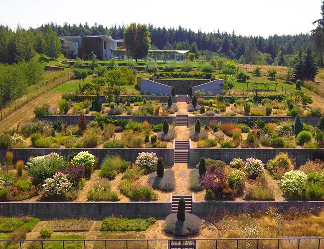 Ngoài ra, bên ngoài căn nhà là các khu vườn trái cây, trường bắn cung và nơi nuôi tổ ong chuyên nghiệp.