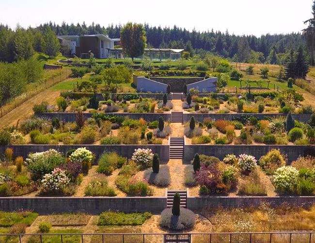 Ngoài ra, bên ngoài căn nhà là các khu vườn trái cây, trường bắn cung và nơi nuôi tổ ong chuyên nghiệp.