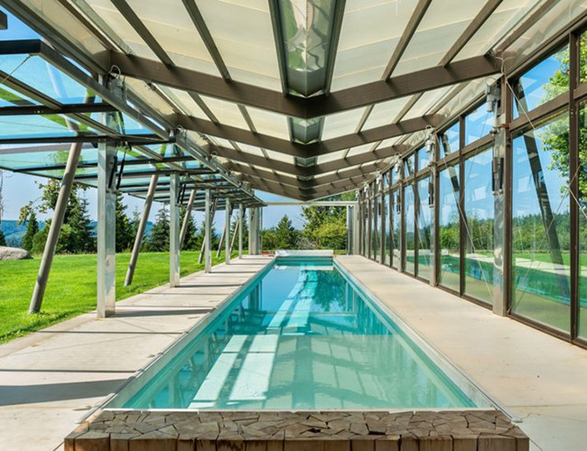 Không gian gợi lên vẻ đẹp gần gũi nên đi bộ xung quanh bên ngoài căn nhà cũng đủ mang lại sự thanh thản. Hồ bơi có chế độ nước nóng với tường kính có thể thu vào khi thời tiết bất thường.