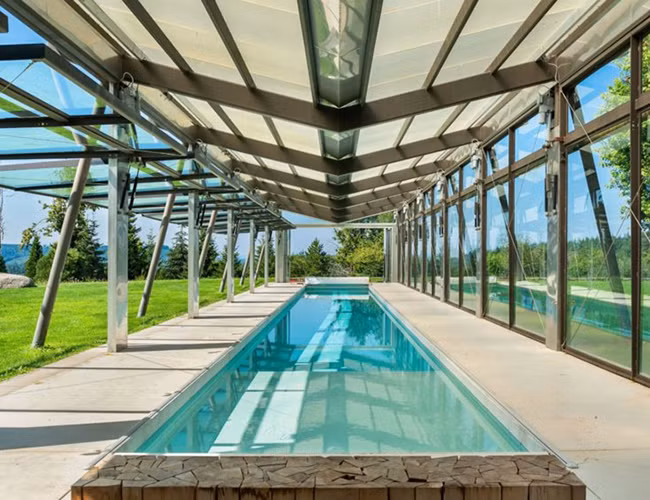 Không gian gợi lên vẻ đẹp gần gũi nên đi bộ xung quanh bên ngoài căn nhà cũng đủ mang lại sự thanh thản. Hồ bơi có chế độ nước nóng với tường kính có thể thu vào khi thời tiết bất thường.