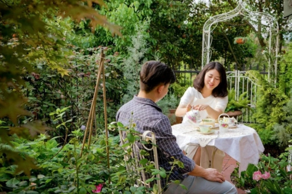 Ngam nhin nha 2 tang tran ngap anh sang cua vo chong tre Trung Quoc