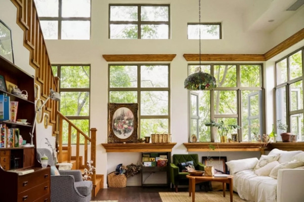 Sau khi cải tạo, ngôi nhà được chia làm 2 phần, tầng 1 là nhà bếp, phòng ăn và phòng khách, chủ yếu đảm nhận các chức năng của khu vực sinh hoạt chung. Tầng 2 là phòng ngủ, không gian làm việc và khu vực sân ban công khá rộng.