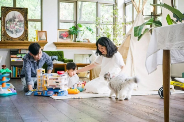 Ngôi nhà còn có tổng cộng 9 khung cửa sổ kính lấy đủ ánh sáng ngập tràn tính từ trần xuống sàn khiến họ yêu ngay từ lần đầu đặt chân đến đây.