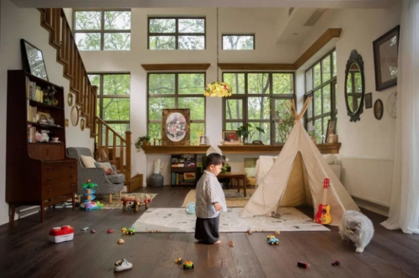 Ngôi nhà rộng tới 185m² và có 2 tầng. Căn nhà cũ được biến thành không gian sống đáng mơ ước chỉ sau 1 năm lên ý tưởng và thực hiện kế hoạch cải tạo.