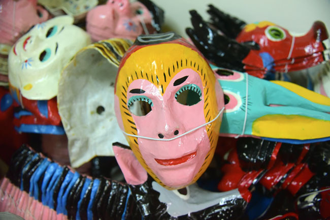 Một chiếc mặt nạ giấy bồi hoàn chỉnh trải qua nhiều công đoạn, từ chọn giấy báo cũ cho đến làm bột hồ từ củ sắn. Giấy báo xé nhỏ sẽ được xếp chồng 5-6 lớp, vào khuôn đúc để tạo hình, khi nào vừa tay cảm thấy dày thì thôi. Khi hình phôi cứng, sắc nét mới đem phơi khô rồi mới vẽ, sơn trang trí cho từng mẫu.