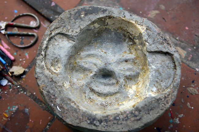 Khuôn mặt nạ được làm thủ công tỉ mỉ từ xi măng.