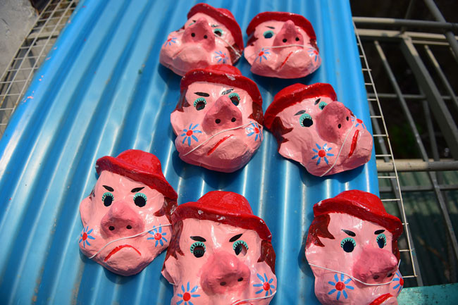 Mỗi mùa Trung thu, vợ chồng anh Hòa sản xuất được hơn 2.000 chiếc mặt nạ các loại. Giá mặt nạ dao động từ 30 – 50 nghìn đồng/chiếc, tùy vào từng loại và kích cỡ, màu sắc.