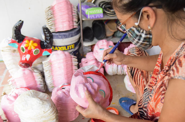 Mặt nạ sau khi phơi khô thì được vẽ sơn, nhưng trong giai đoạn vẽ phải tỉ mỉ, cẩn thận, không được vội vàng vì mỗi lần tô màu chỉ được tô một màu, mặt nạ nhiều màu phải tô thành nhiều lần để đảm bảo màu sắc luôn được bền.