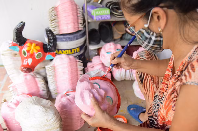 Mặt nạ sau khi phơi khô thì được vẽ sơn, nhưng trong giai đoạn vẽ phải tỉ mỉ, cẩn thận, không được vội vàng vì mỗi lần tô màu chỉ được tô một màu, mặt nạ nhiều màu phải tô thành nhiều lần để đảm bảo màu sắc luôn được bền.