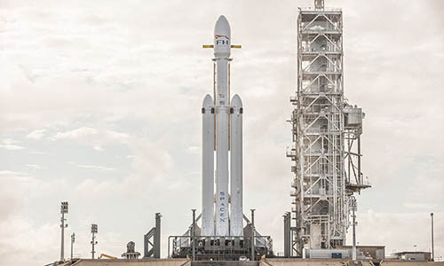 Cận cảnh Falcon Heavy sẵn sàng cho ngày 6-2. Ảnh: SpaceX