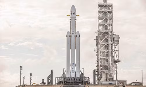 Cận cảnh Falcon Heavy sẵn sàng cho ngày 6-2. Ảnh: SpaceX