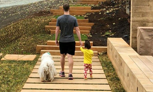 Tài khoản Facebook của ông chủ mạng xã hội này được cập nhật khá thường xuyên. Trong hình ảnh này, anh đang đi dạo cùng con gái và chó cưng.