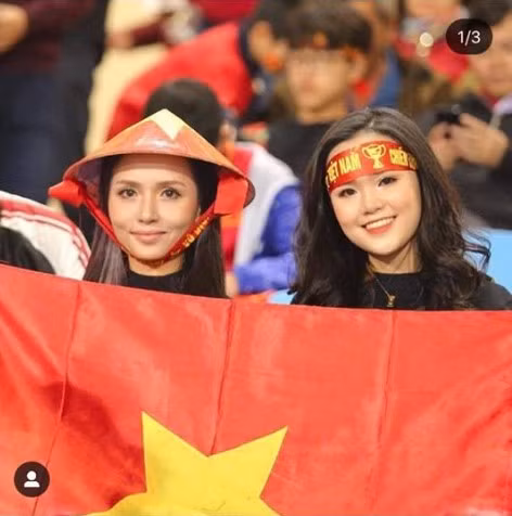 Huyền Mi và Quỳnh Anh thường xuyên có mặt trên sân vận động cổ vũ đội tuyển Hà Nội T&amp;T cũng như đội tuyển quốc gia.