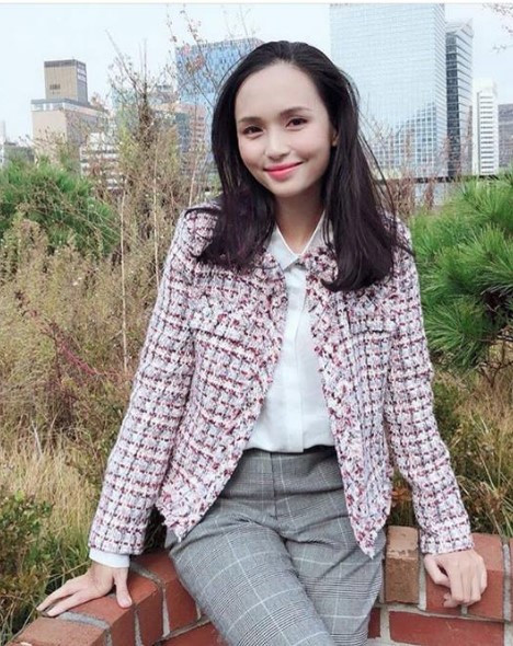 Cô chị có vẻ đẹp dịu dàng, đằm thắm.