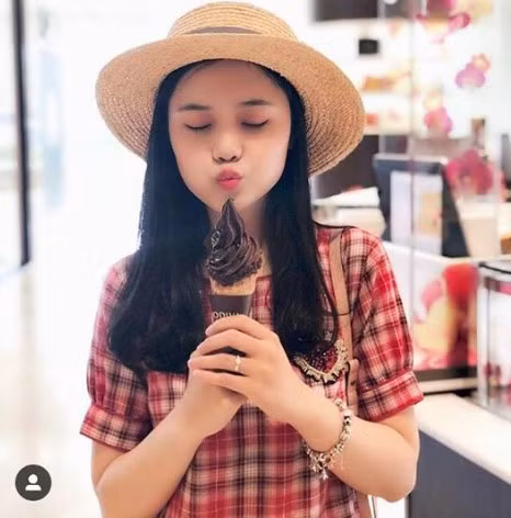 Tuy là con nhà giàu, Quỳnh Anh và Huyền Mi rất nỗ lực trong việc tự chủ kinh tế. Hai chị em đã chung tay những shop thời trang với đông đảo khách hàng.