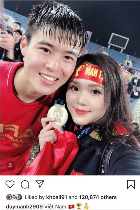 Trong khi đó, Quỳnh Anh sở hữu vẻ đẹp trẻ trung, tươi sáng.