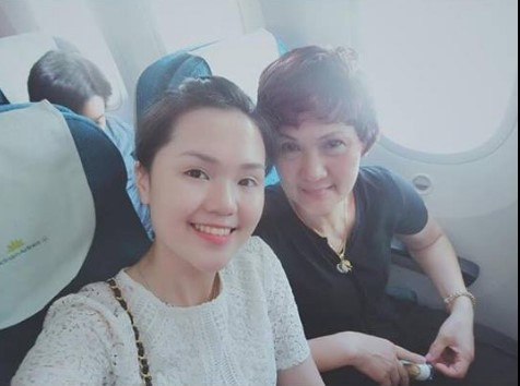 Mẹ của Huyền Mi và Quỳnh Anh rất trẻ trung và hiện đại. Bà thường cùng con đi du lịch, mua sắm.