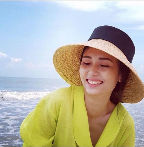 Điểm ấn tượng trên gương mặt cô là nụ cười tươi sáng, hiền hậu.