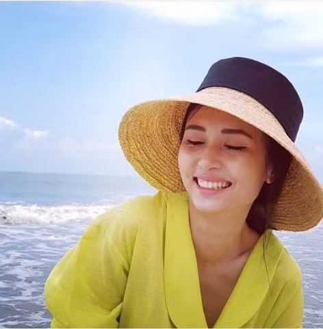 Điểm ấn tượng trên gương mặt cô là nụ cười tươi sáng, hiền hậu.