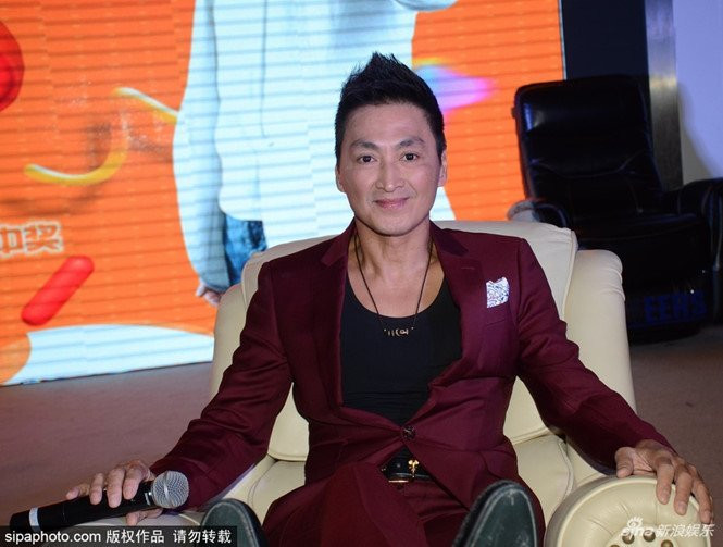 Nhận thấy nghề nghiệp không có sự bức phá, tài tử quyết định giải nghệ chuyển hướng kinh doanh. Nhờ sự nhạy bén và may mắn, công việc kinh doanh của Hà Gia Kính ngày một phát đạt. Khối tài sản của anh được ước tính hiện tại lên đến hàng trăm triệu nhân dân tệ. Hà Gia Kính năm nay 59 tuổi, anh vẫn giữ được sắc vóc trẻ trung, yêu đời và cho biết anh hài lòng với cuộc sống độc thân, không còn nghĩ đến chuyện cưới vợ.