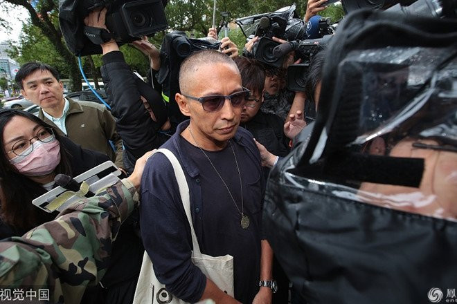 Sự nghiệp thuận lợi nhưng đời sống của tài tử họ Nữu vướng nhiều tai tiếng. Một tháng trở lại đây, Nữu Thừa Trạch liên tiếp vướng phải lời cáo buộc cưỡng hiếp của ba nạn nhân nữ. Trong suốt nhiều năm ở vai trò đạo diễn, ông cũng không ít lần bị tố cáo đã có hành vi đồi bại khi hợp tác cùng các nữ đồng nghiệp. Nữu Thừa Trạch vừa đến sở cảnh sát trình diện cách đây vài ngày. Nếu bị chính thức khép tội, Nữu Thừa Trạch có thể phải đối diện án tù 10 năm về tội danh cưỡng hiếp.