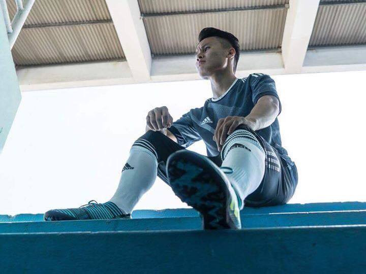 Chàng tiền vệ của tuyển Việt Nam chuộng trang phục thể thao, khỏe khoắn với các tông màu tối như: đen, xám, xanh dương,... thể hiện rõ chất nam tính.