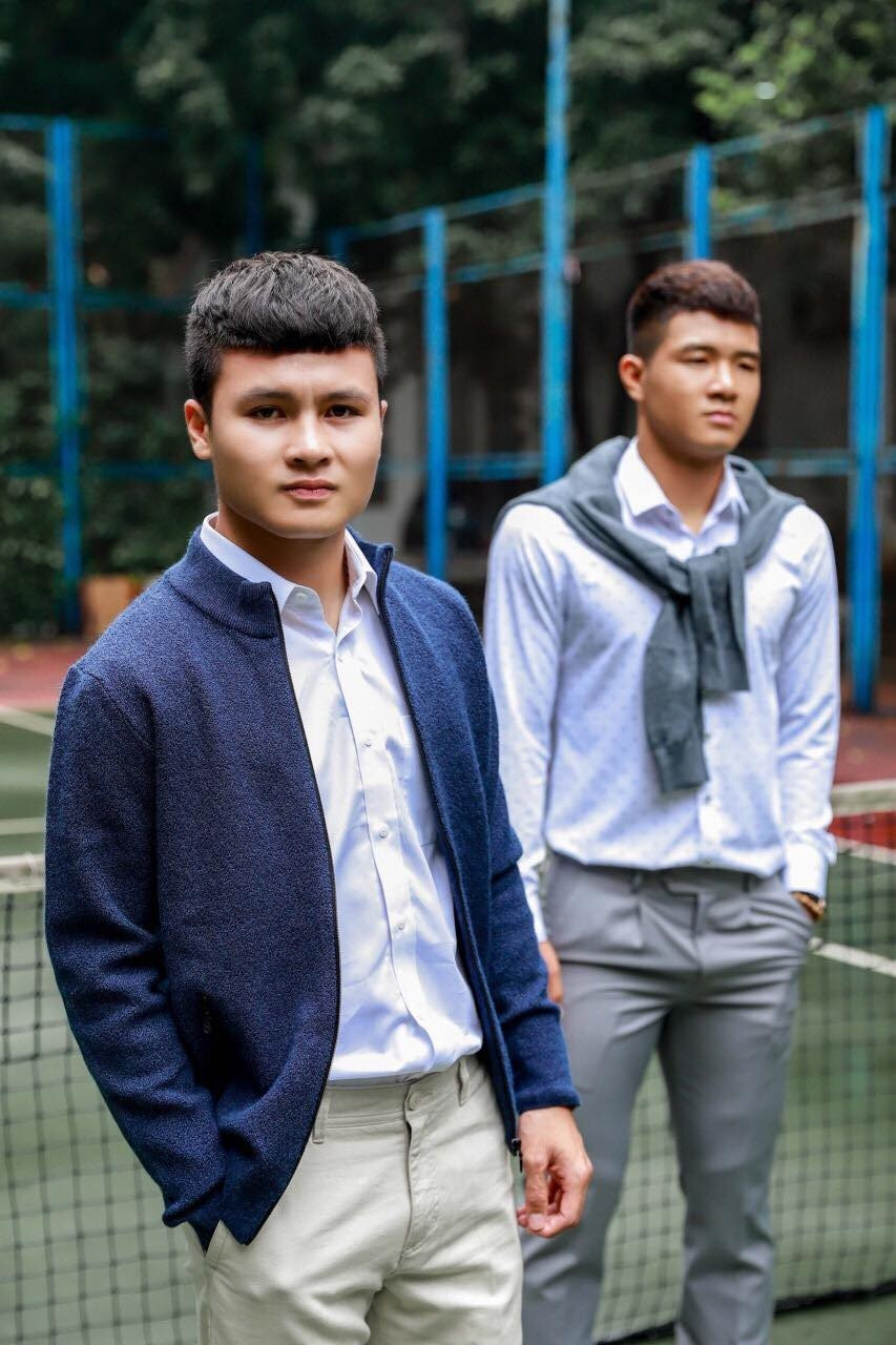 Hình ảnh Quang Hải với sơ mi, quần âu chuẩn "soái ca" được anh đăng tải cùng người bạn Đức Chinh gây thích thú cho nhiều người. Quang Hải chia sẻ, có lẽ đã quen với quần đùi áo số nên khi nghĩ đến diện trang phục lịch lãm khiến anh khá bất ngờ.