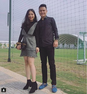 Không chỉ gây ấn tượng với phong cách cá nhân, Quang Hải còn được xem là “cầu thủ chăm diện đồ đôi với bạn gái” của đội tuyển Việt Nam. Nam tiền vệ và bạn gái hot girl Nhật Lệ đã có thời gian dài gắn bó trước khi anh thi đấu chính thức cho đội tuyển nước nhà.