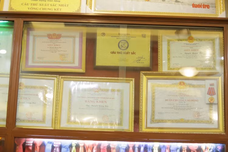 Rất nhiều những giấy khen khác được đóng khung và treo ngay ngắn.