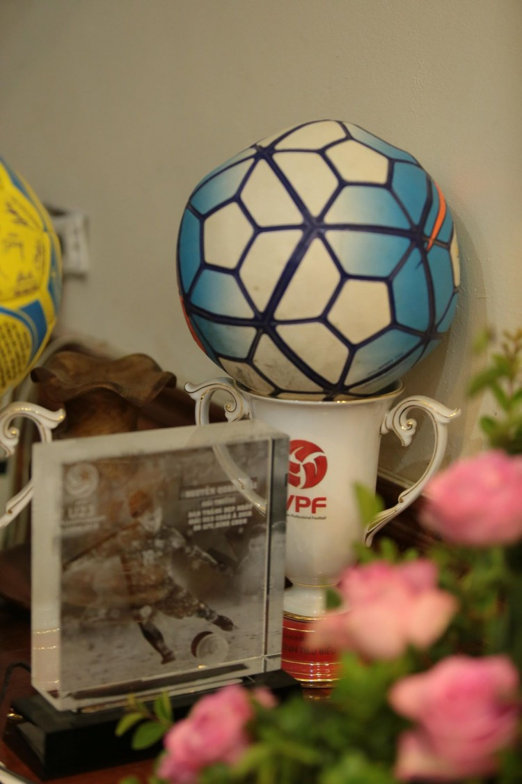 Chiếc cúp hình trái bóng của VPF.