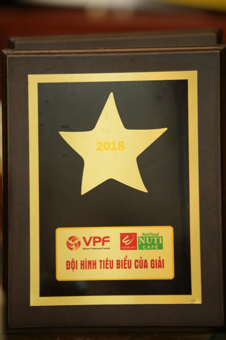 Một kỉ niệm của VPF về “đội hình tiêu biểu” được treo trang trọng trong nhà chàng cầu thủ tài năng.