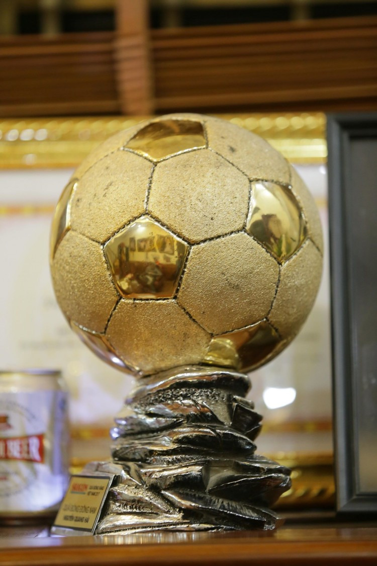 Hình ảnh chiếc cúp quả bóng đồng nam tại nhà danh thủ.