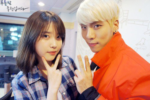 IU đã biểu diễn ca khúc "Gloomy Clock" do Jonghyun sáng tác để tưởng nhớ tới nam ca sĩ quá cố.