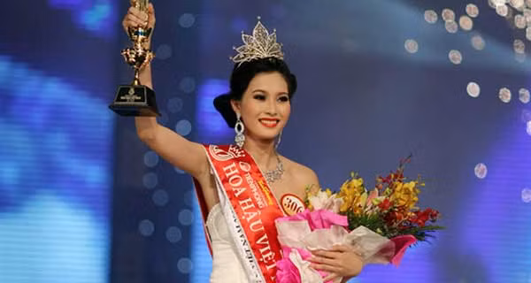 Hoa hau Dang Thu Thao qua loi ke cua 