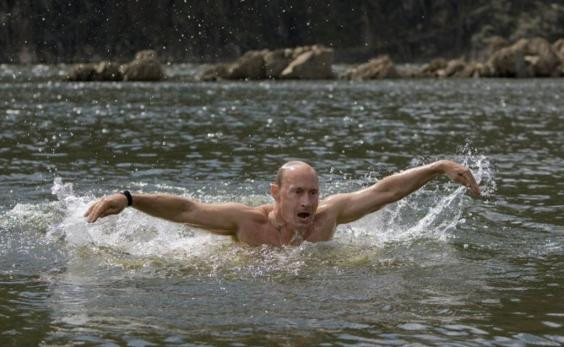 Vladimir Putin thường dành 2 tiếng/ buổi cho bơi lội.