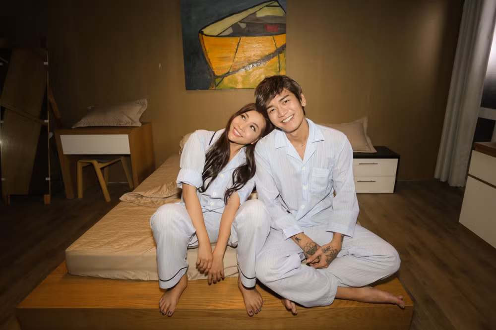 Trong khi đó, “chị Đại” Mỹ Kim (Khả Như) vốn quyền lực và mạnh mẽ bao nhiêu thì khi yêu cũng trở nên nữ tính và duyên dáng bấy nhiêu. Ở ngoài đời, Khả Như và BB Trần vốn có mối quan hệ thân thiết và cả 2 cũng thường cùng nhau góp mặt trong các dự án khác nhau.