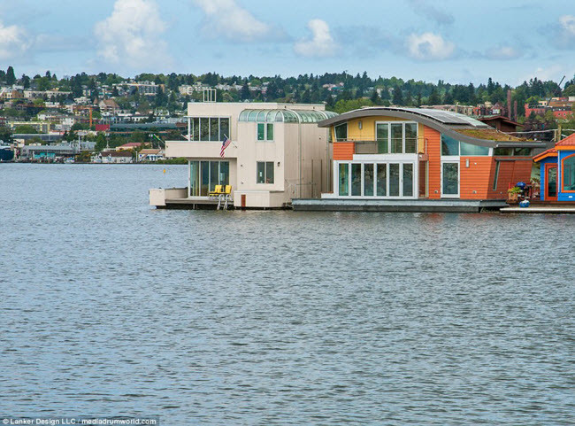 Vợ chồng cô Lanker mất ngôi nhà thuyền gốc 100 năm tuổi trong một đám cháy. Mặc dù cấu trúc của ngôi nhà bị phá hủy hoàn toàn, nhưng khúc gỗ tuyết tùng làm bè nổi cho ngôi nhà cũ vẫn được giữ nguyên vẹn. Những tấm cửa sổ kính rộng giúp ngôi nhà trở nên thân thiện với môi trường xung quanh.