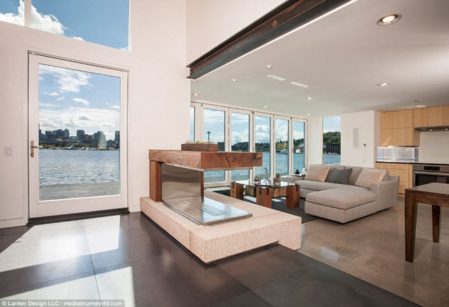 Nhà thuyền được thiết kế bởi kiến trúc sư Michelle Lanker và chồng của cô, Bill Bloxom. Đây là không gian phòng khách của ngôi nhà độc lạ.